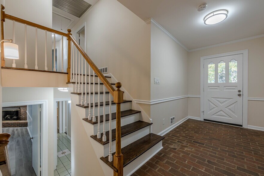 Building Photo - 6640 Williamson Dr