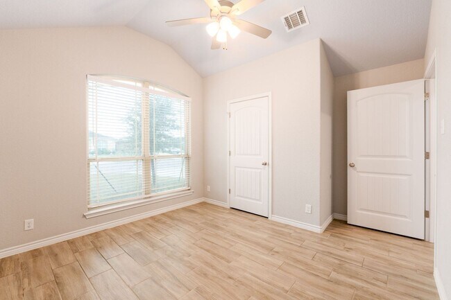 Building Photo - 3 Bdrm 2 Bath in Belton