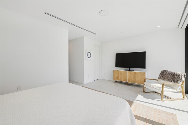 Building Photo - 3458 Day Ave