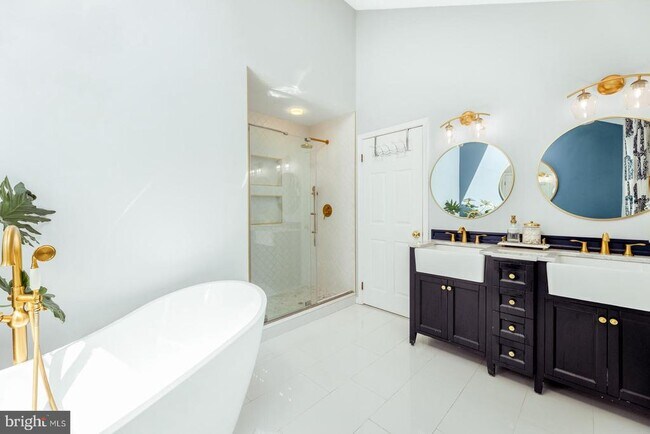 Building Photo - 2023 Country Club Dr