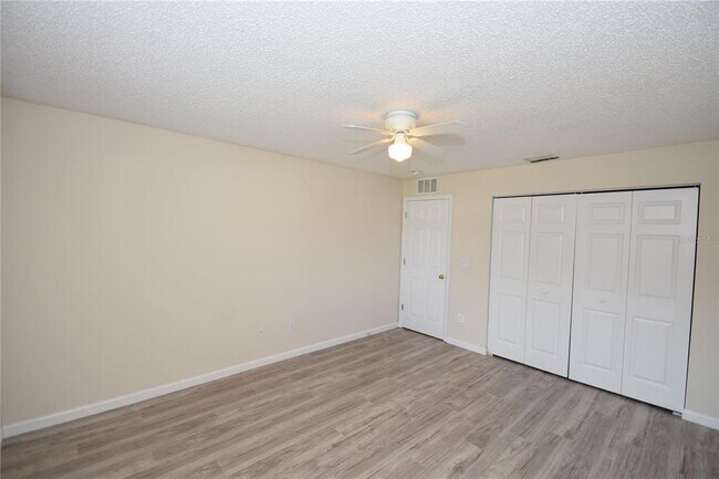 Building Photo - 15 White Deer Ln