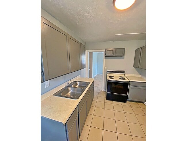 Building Photo - 2 Bedroom House Near Aksarben