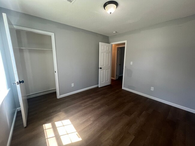 Building Photo - 4 bedroom 1 bathroom home in University Manor