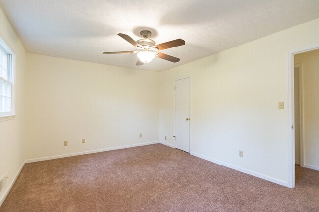 Building Photo - 140 Saxon Woods Dr