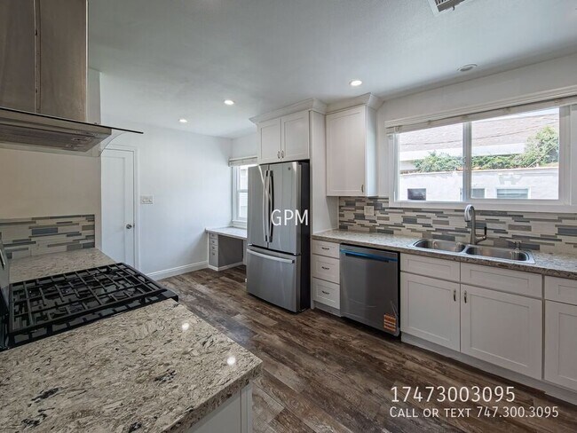 Building Photo - 723 W Doran St