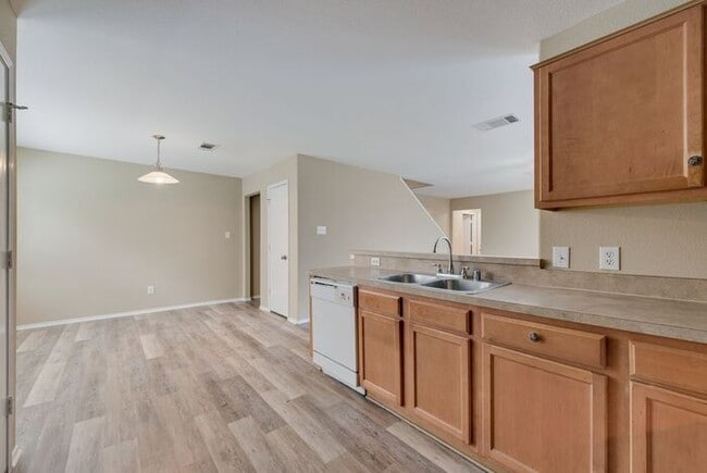 Building Photo - Newly updated home ready for move in