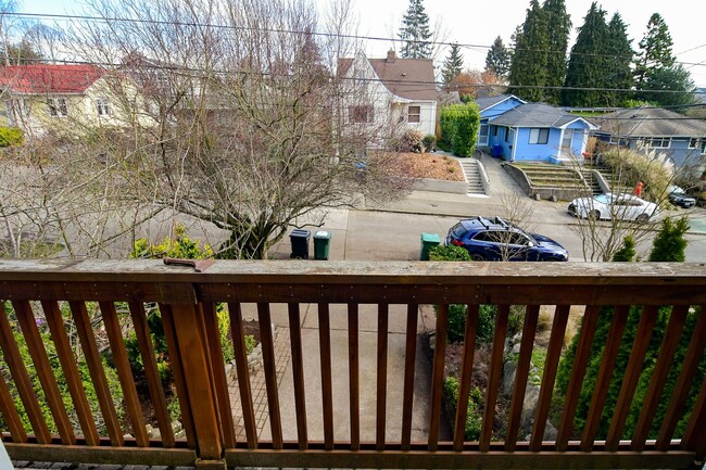 Building Photo - Prime Ballard Location 3 BR/2BA Home - Ava...