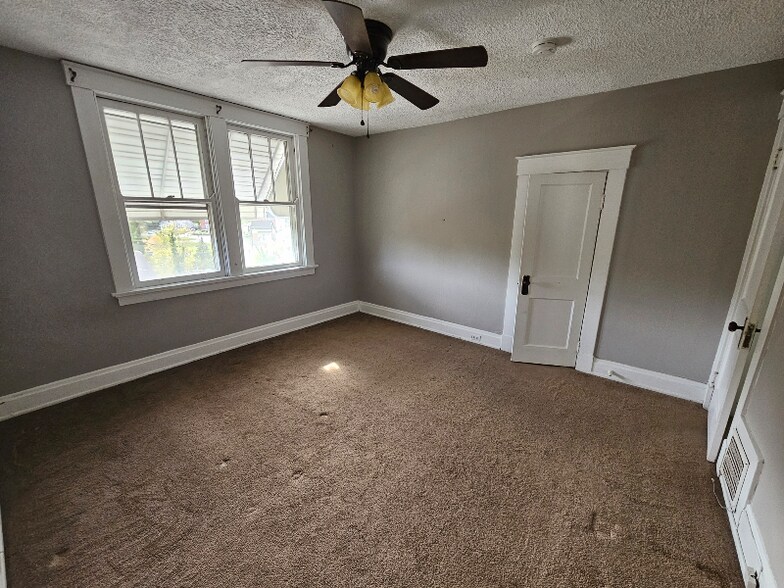 Building Photo - 2025 New Linden Rd