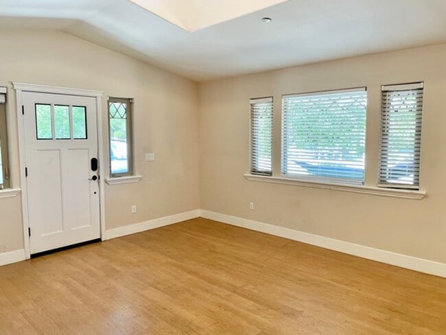 Building Photo - Newer and Upgraded 4 Bedroom 2 Bathroom near Cal Poly