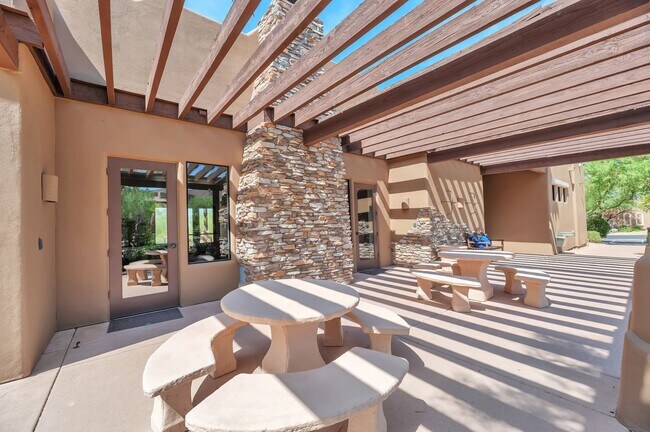 Building Photo - MOVE IN SPECIAL - 3 bedroom, 2 bathroom in...