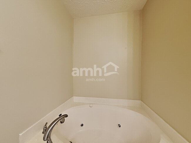 Building Photo - 3195 Hidden Creek Dr