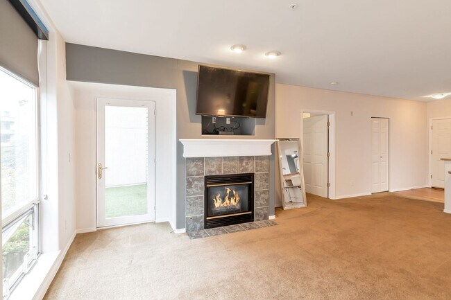 Building Photo - Amazing West Seattle 2 bedroom 2 bath W/S/...