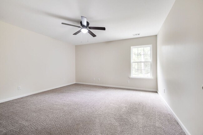 Building Photo - Spacious Custom 8 Bed 4.5 Bath Home on Lar...