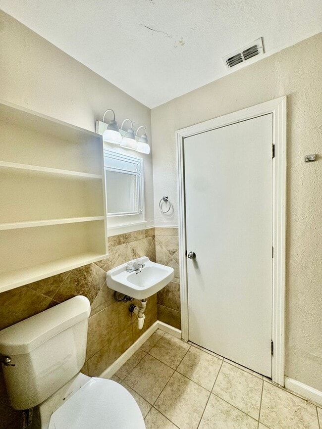 Building Photo - 2 Bedroom / 1 Bath Rental – Southside Neighborhood