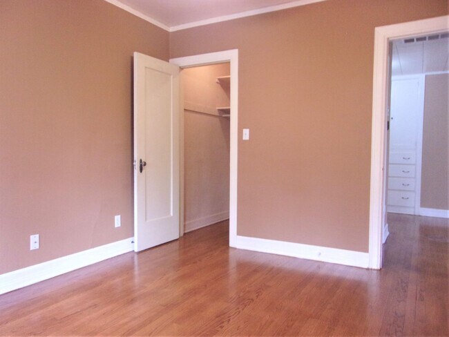 Building Photo - 3 BED 1 BATH TUDOR COTTAGE LAS VEGAS ADDIT...