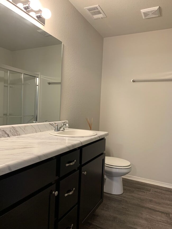 Building Photo - Newer 3bed/2bath home in VALLEY VIEW SCHOOL district.