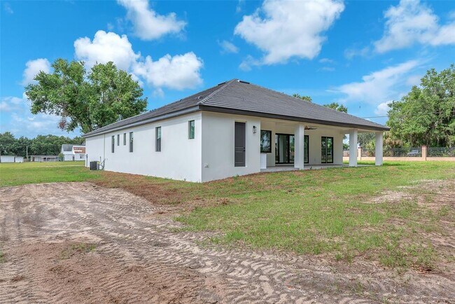 Building Photo - 11921 Fort King Hwy