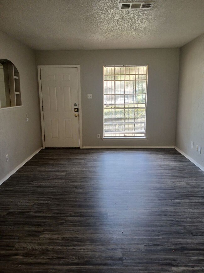 Building Photo - 3 Bedrooms, 1.5 Bathrooms, 1 Car Garage Ne...
