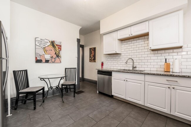 Building Photo - 884 Dennison Ave