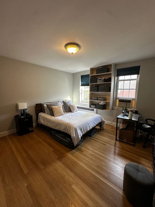 Building Photo - Bright & Spacious 1-Bedroom Top-Floor Apar...