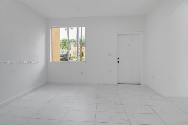 Building Photo - 1543 SE 24th Ct