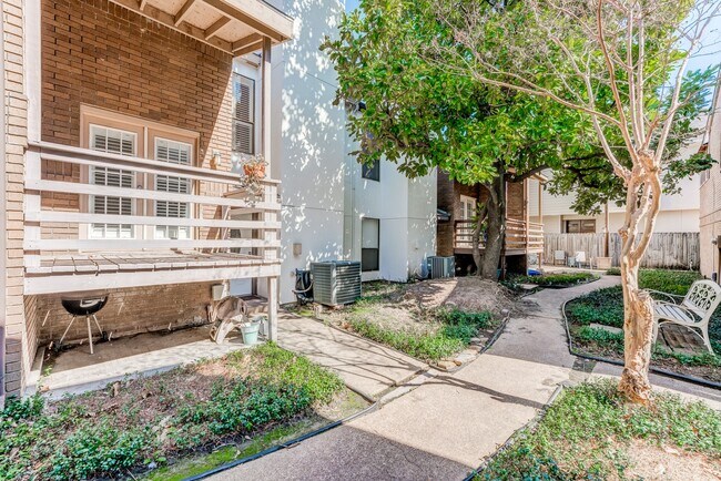 Building Photo - 708 Fowler St