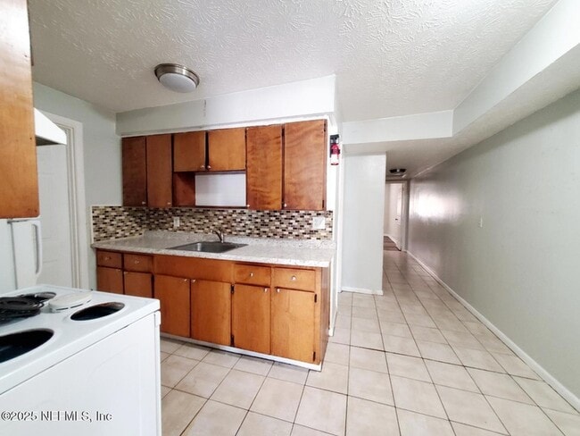 Building Photo - 2840 Cook St