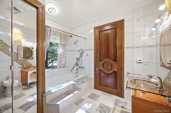 Building Photo - 1 Bridle Path Dr