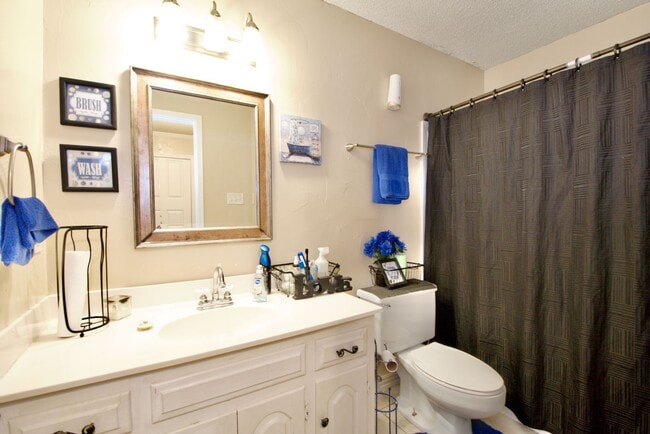 Building Photo - Centrally Located 1 Bedroom Unit