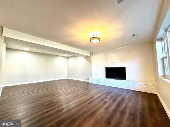 Building Photo - 2529 W Meredith Dr