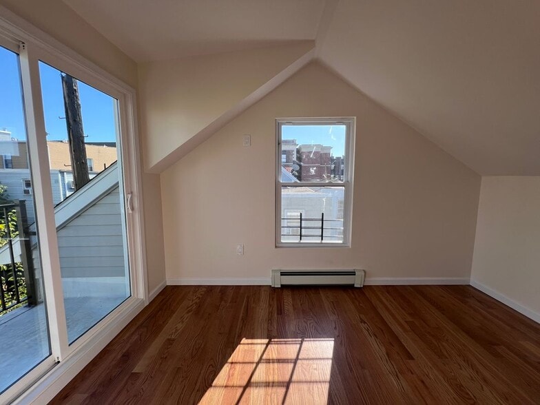 Building Photo - 409 41st St