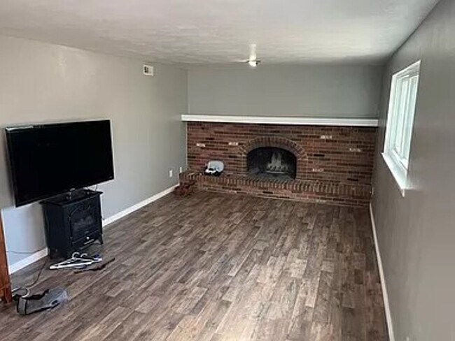 Building Photo - Spacious Home on a Large Lot in Villa Loma...