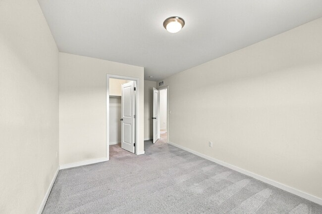 Building Photo - $2,995.95-3-Bed, 2.5-Bath Updated Townhouse in Broomfield!