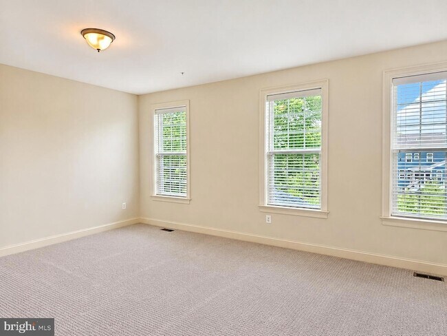 Building Photo - 3332 Burton Dr