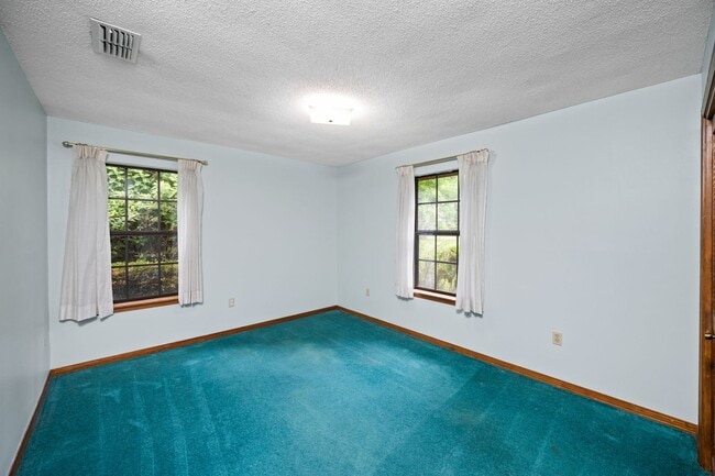 Building Photo - 18050 Steele Dr