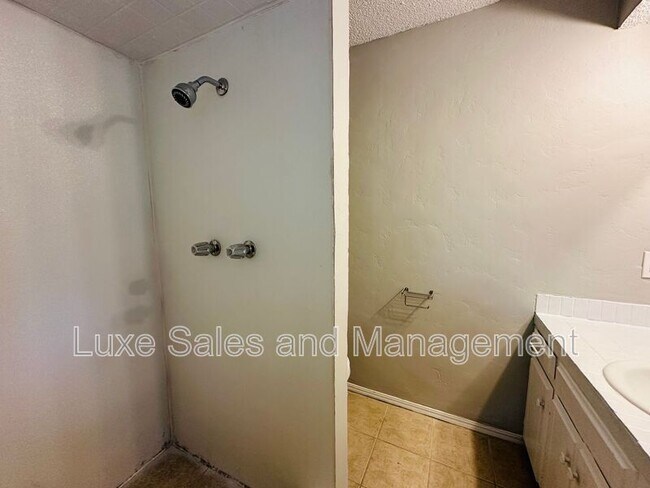 Building Photo - 11701 N Lee Ave