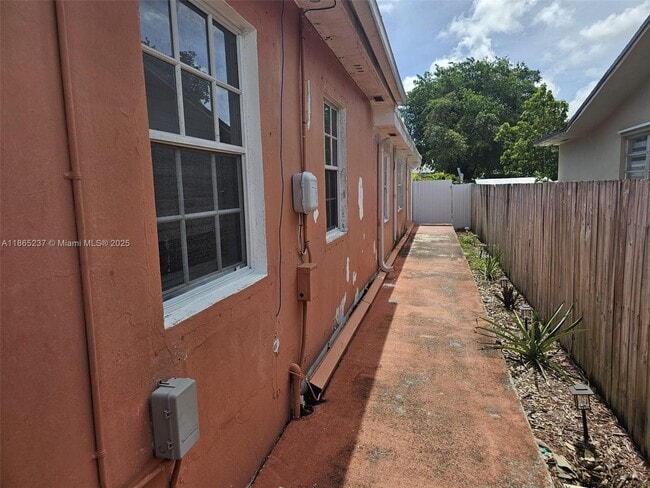 Building Photo - 651 SW 66th Ave