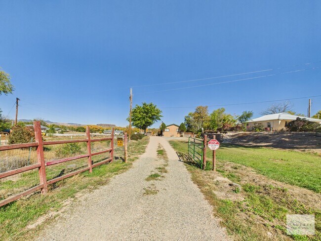 Building Photo - Single Family Home minutes from Los Alamos/Pojoaque