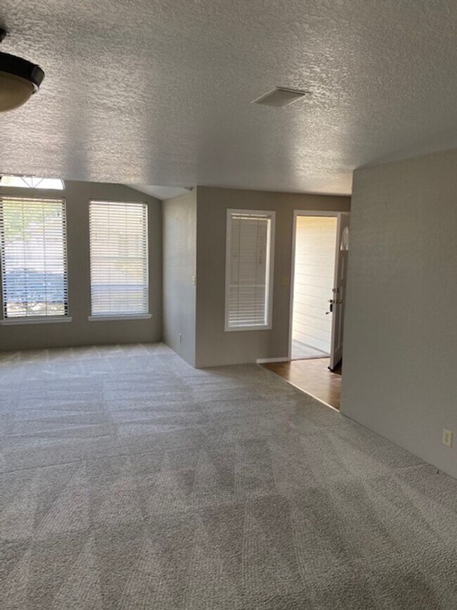 Building Photo - SINGLE LEVEL 3 BEDROOM HOME, FENCED IN YARD