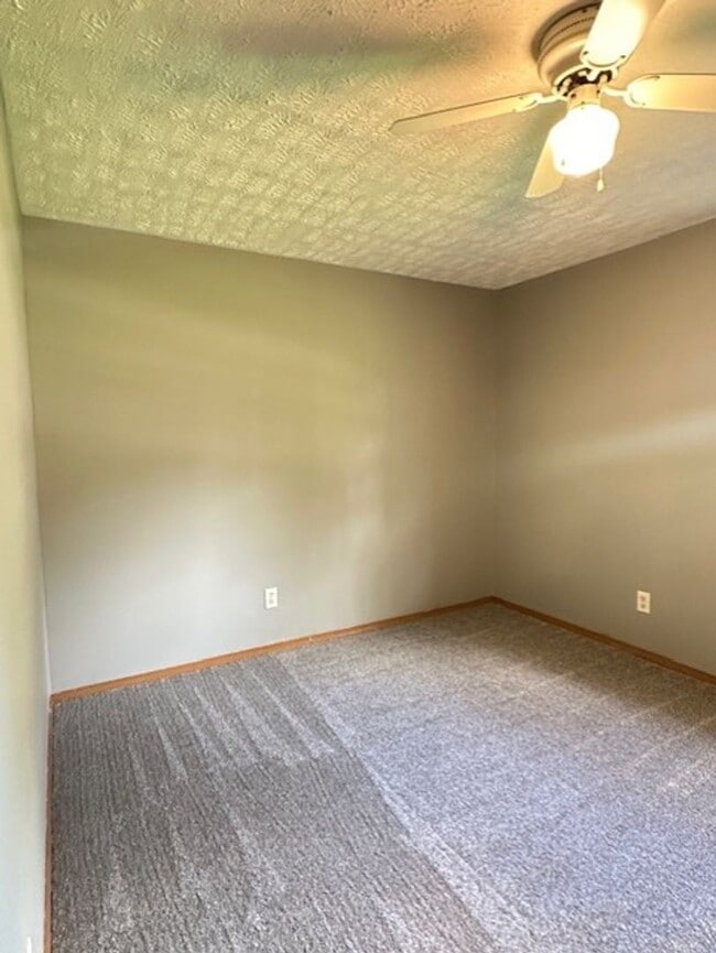 Building Photo - Walnut Grove House 3 Bedroom 1 Bath + covered car port!