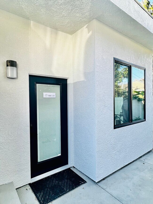 Building Photo - 510 E Oak Ave