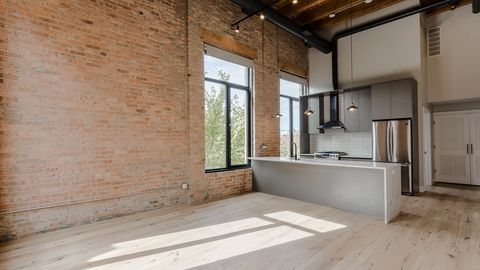 Building Photo - 729 N Sangamon St