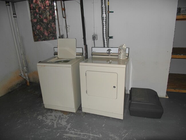 Building Photo - 3 Bedroom, 1.5 Bathroom Quadra-Plex