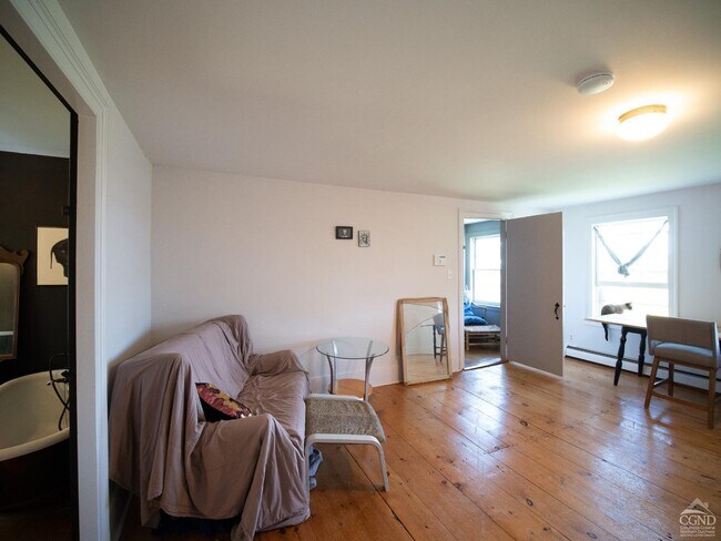 Building Photo - 483 Travis Hill Rd