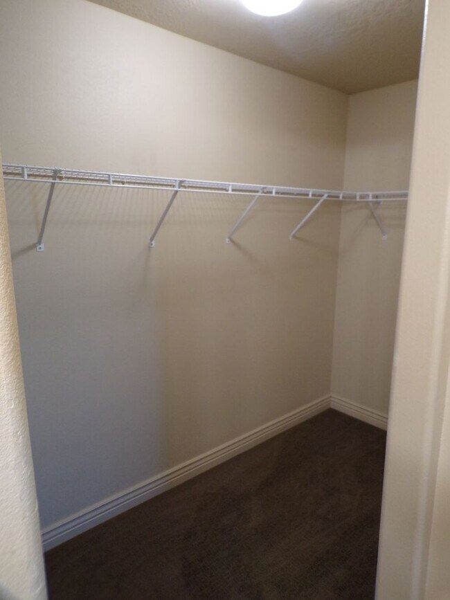 Building Photo - Great 3 Bed 2 Bath Sandy Condo!!