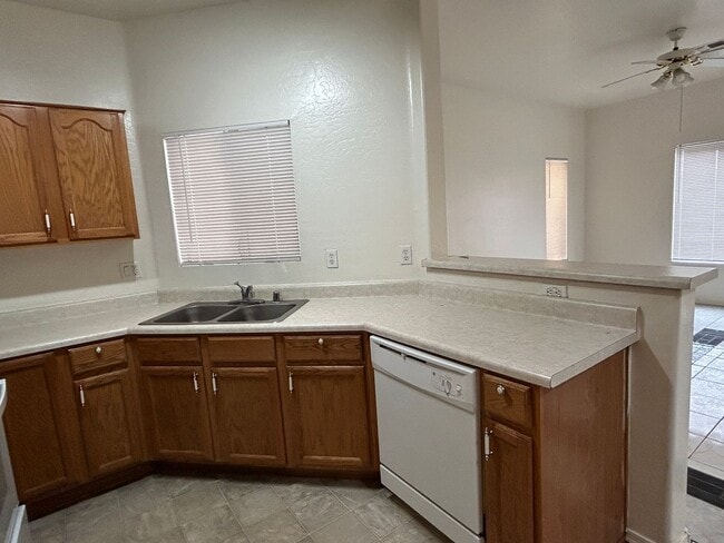Building Photo - 3 Bedroom 2 1/2 Bathroom Freshly painted & carpet, Close to Grand Canyon University