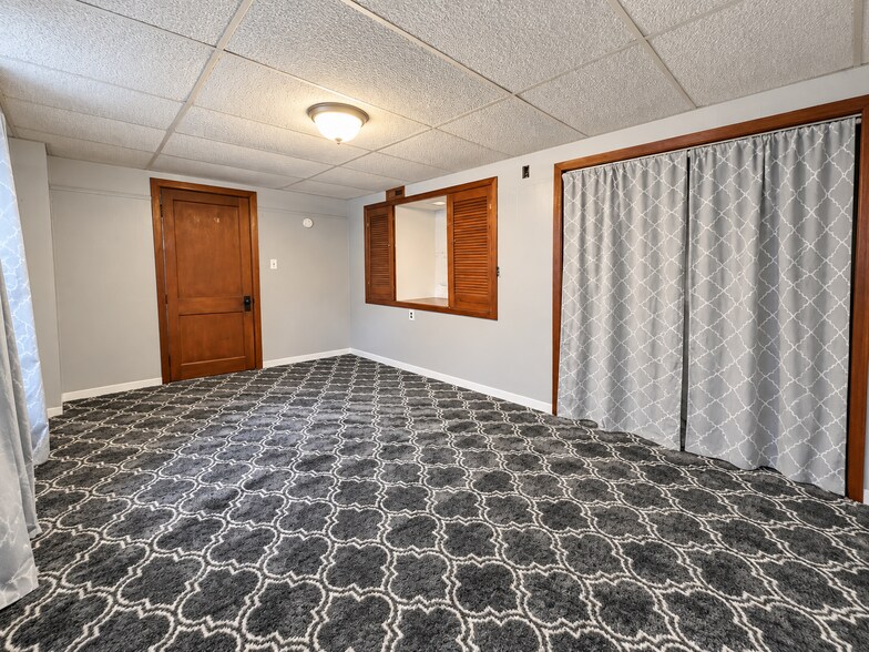 Building Photo - 611 N Pokegama Ave