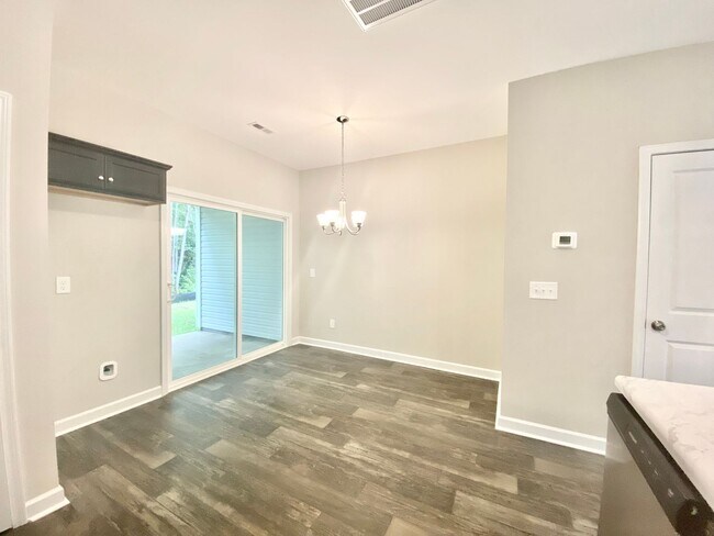 Building Photo - Well maintained Townhome in Piney Green!