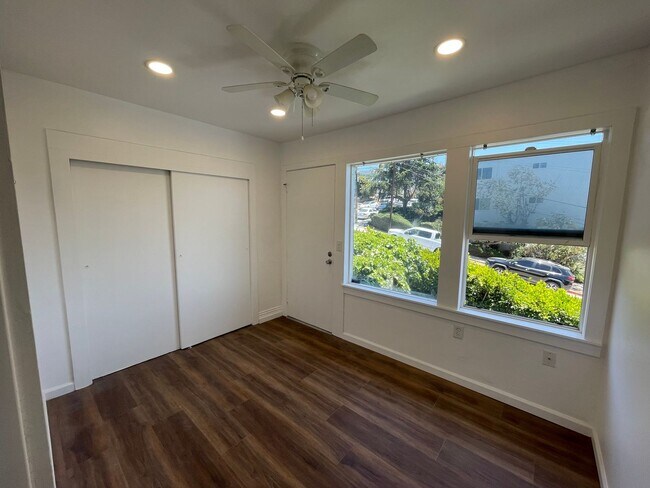 Building Photo - Remodeled 1BD in Mission Hills with Views of the San Diego Bay, Onsite Laundry, and Lots of Natur...