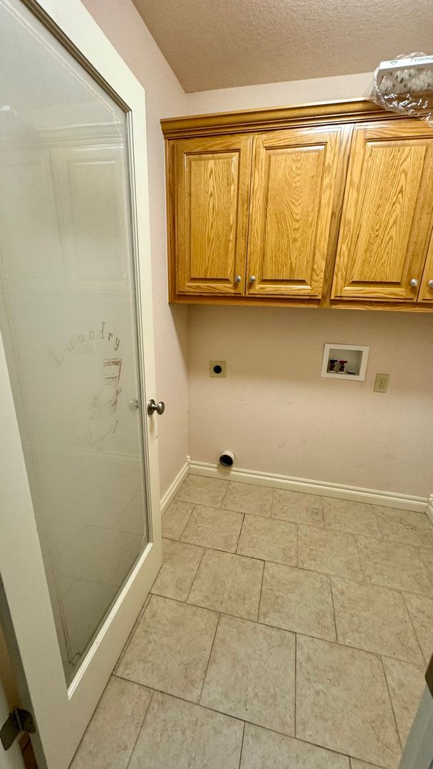 Building Photo - Spacious Stonegate Retreat with Home Office & Outdoor Living